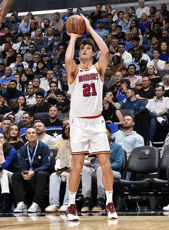 金年会官网库里新星夺冠表现突出，加拿大队前途光明！观众掌声雷动的简单介绍